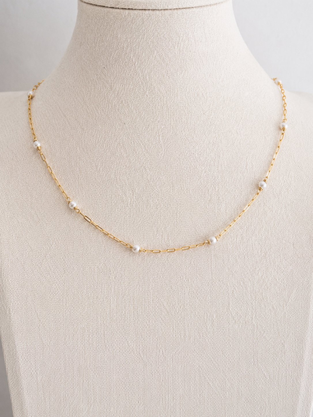 GEMME Blanche — Le collier ras de cou