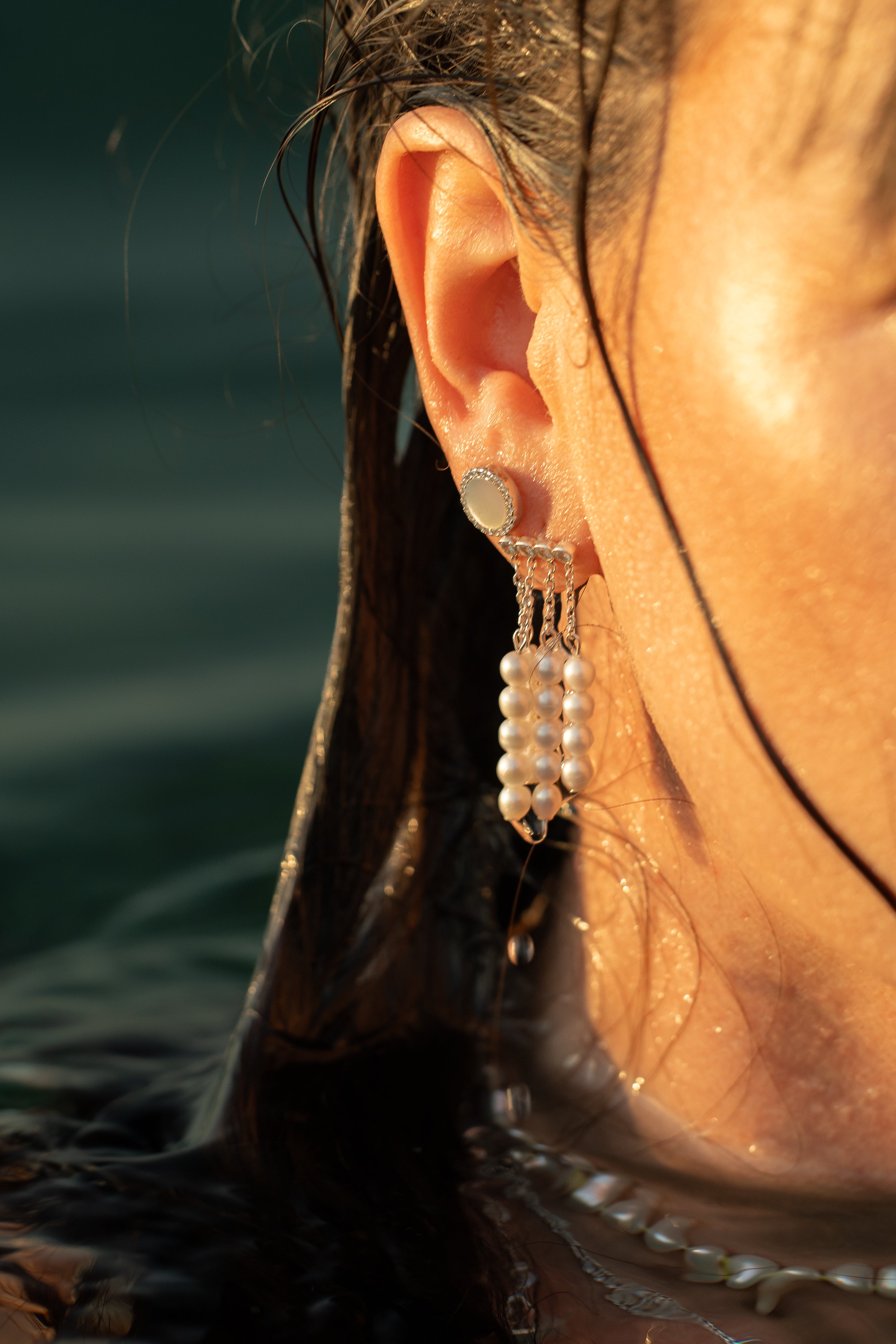 Femme immergée dans le lac Léman portant des boucles d'oreille Mother Pearly en perle de culture et argent 925.
Photographe : Aimy David
MUA: Makeupsway
Modèle: Laura-Line FELISA 